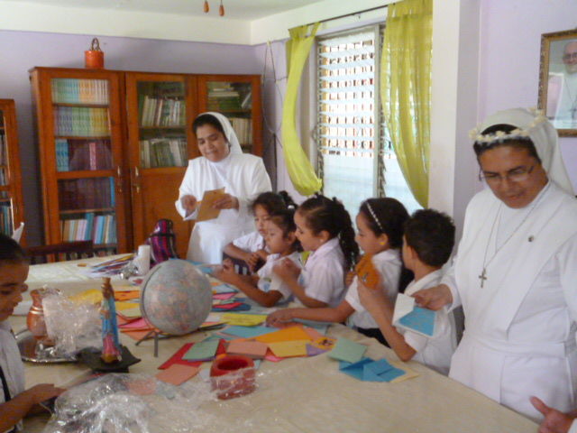 Niños y niñas con Sor Conny y Sor Coralia.